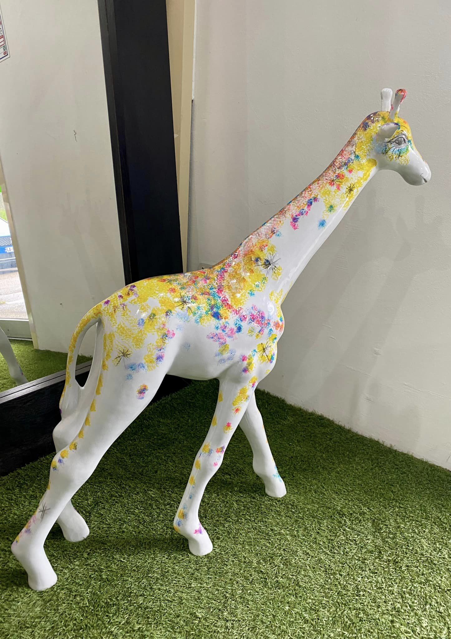 Au seuil du printemps - girafon en résine intérieur_extérieur- L 75 cm x 26 cm - H 115 cm - 2024 - disponible - pièce unique customisée - tarif en mp Emilie Teillaud plasticienne - Emilie Teillaud II collabor (3)