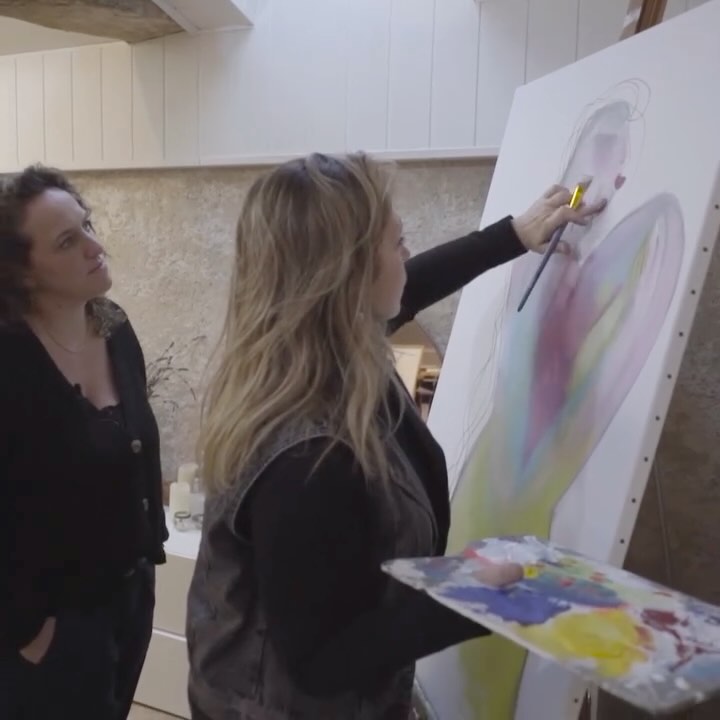 Émilie Teillaud en train de créer une œuvre
