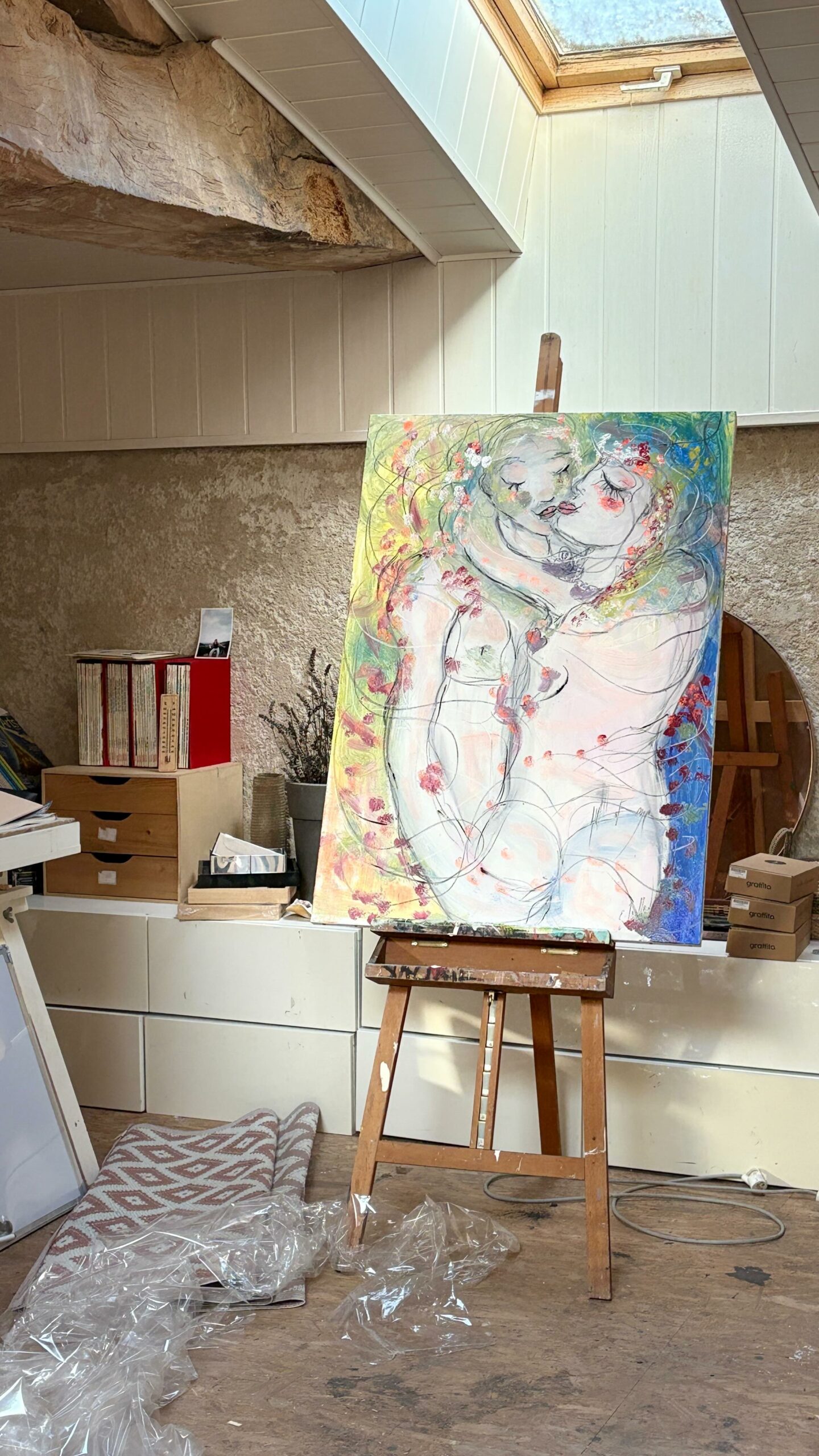 Public découvrant une exposition d’Émilie Teillaud