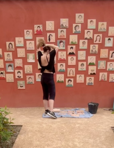 photo d'Emilie Teillaud en train de concevoir le mur des enfants à Thoissey - fresque participative