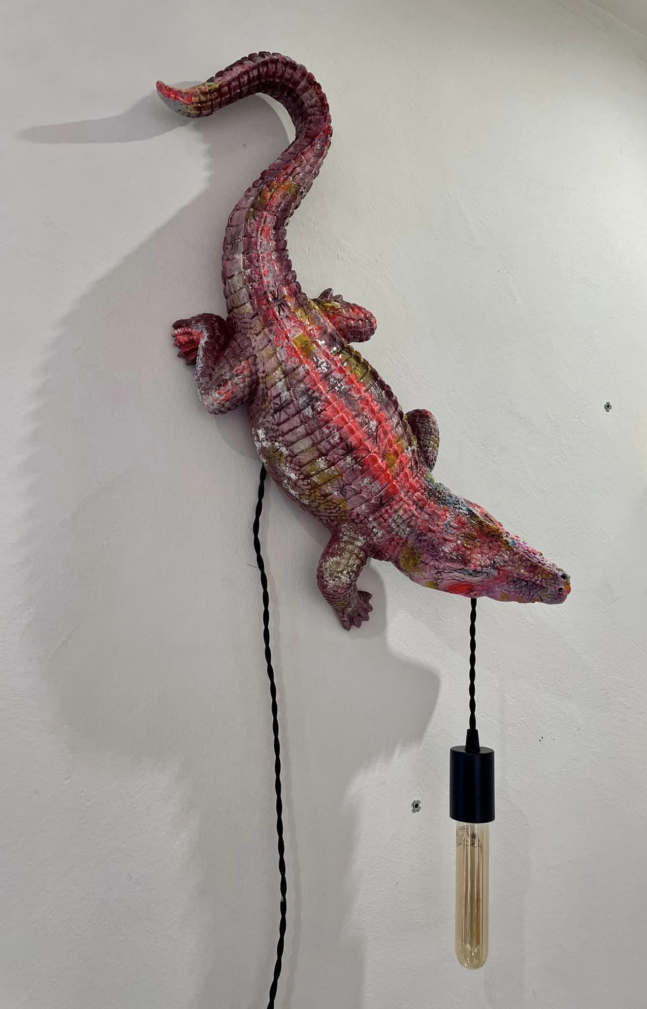 Mon étoile - crocodile lampe en résine - L 110 cm x 40 cm - H 20 cm - 2024 - disponible - tarif en mp Emilie Teillaud plasticienne - Emilie Teillaud II - collaboration Swenart 3
