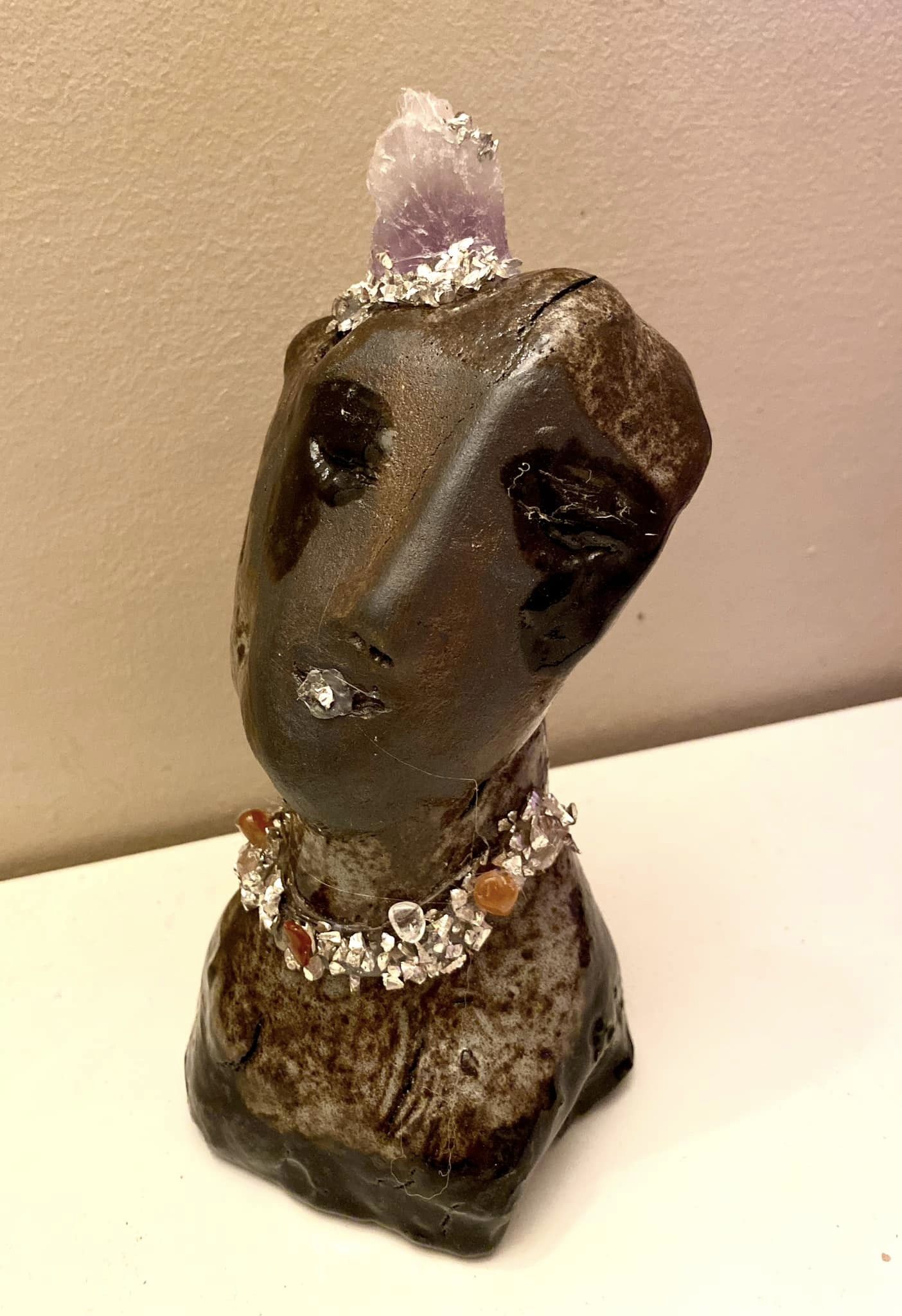 Reine de mon royaume - terre cuite émaillée - 18 cm x 9 cm - 2023 - citrine, améthyste - disponible 1