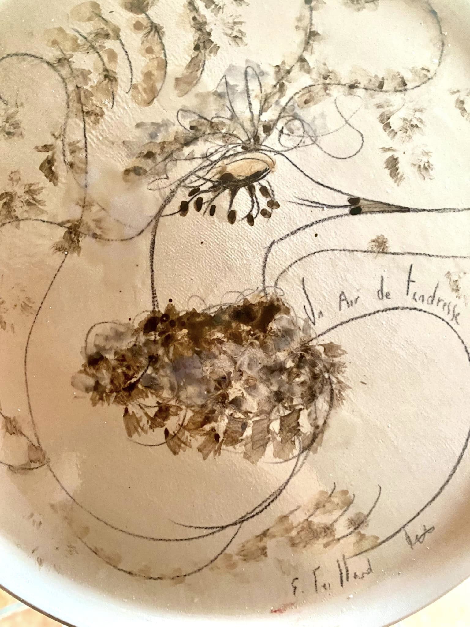 Un air de tendresse - assiette tournée et peinte à la main en série limitée 2024 - disponible 1