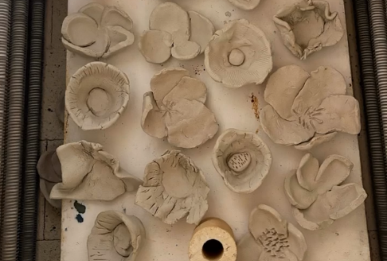 photo des fleurs en céramiques réalisées par les personnes agées en résidence