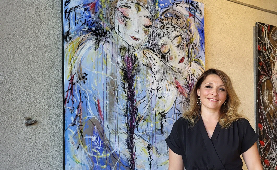 photo de l'artiste Émilie Teillaud à son exposition au Cellier des ursulines à thoissey