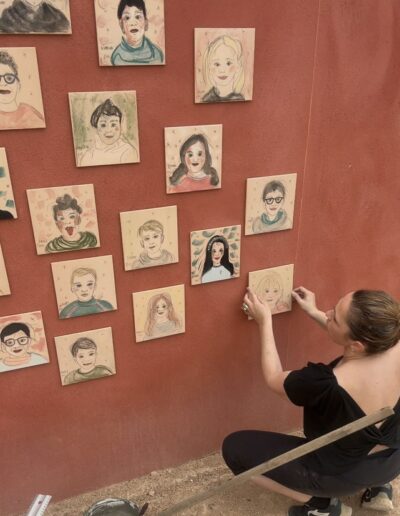 photo d'émilie teillaud créant le mur des enfants à l'école élémentaire de thoissey