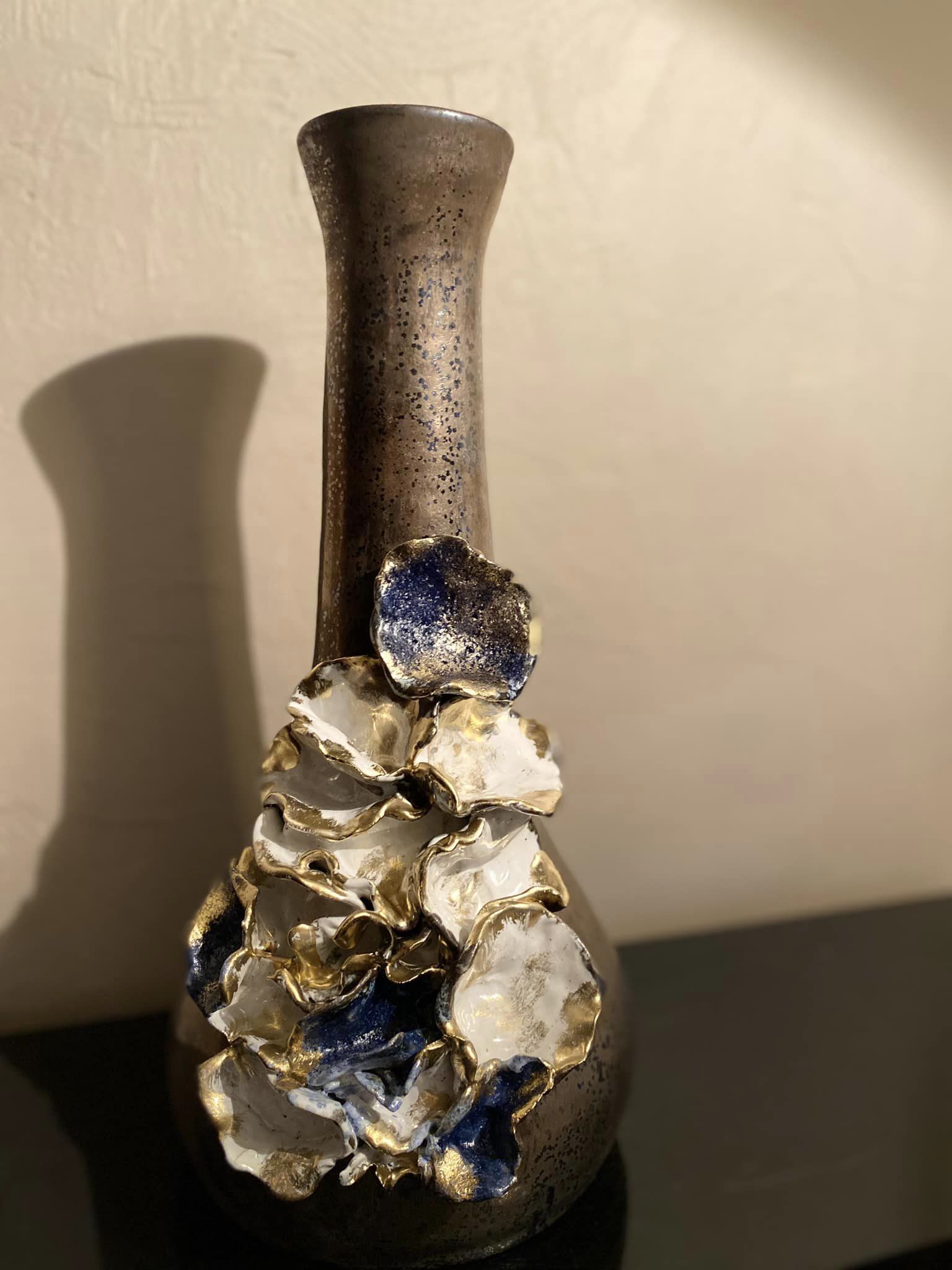 nouveau vase disponible - Vivre d’amour - terre cuite émaillée et peinture sur céramique - 37 cm x 17 cm - 2023 - 6