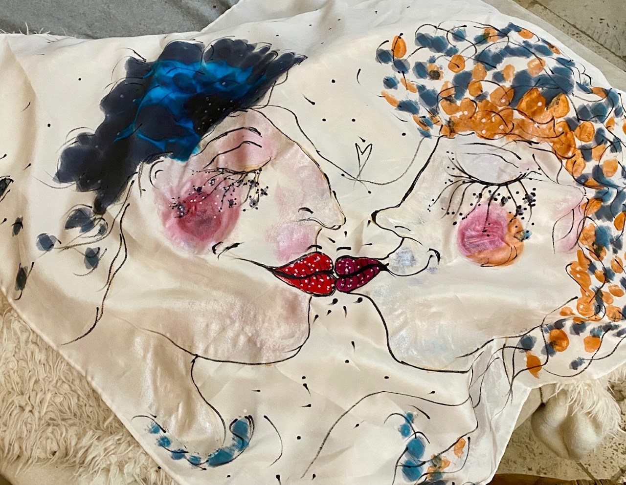 LOVERS Carré de soie véritable roulotté, peint à la main signé par l'artiste - 2023 - 90 cm x 90 cm- 300