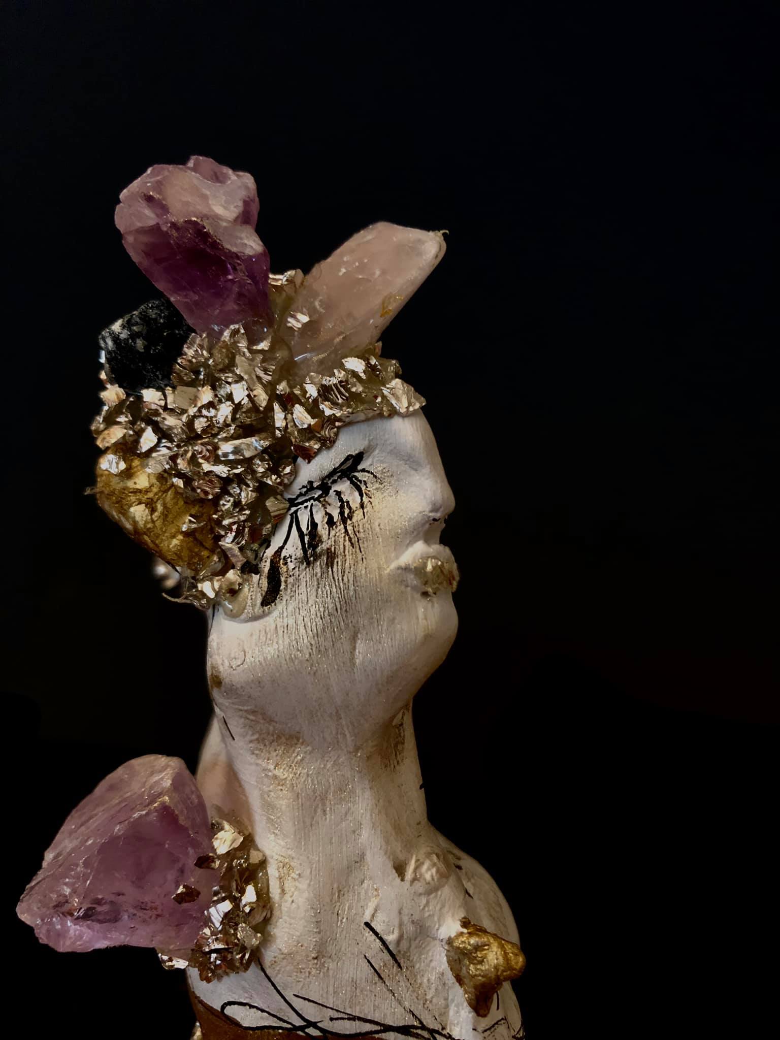 Te_laisser_libre_-_sculpture_porcelaine_-_poudre_or_-_ameÌ_thyste_-_cristal_de_roche_-_Quartz_rose_-_Tourmaline_noire_-_Mica_-_encre_de_Chine_-_20_cm_x_9_cm_-_disponible6