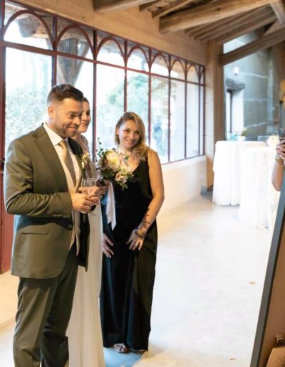 oeuvre réalisée pendant un mariage